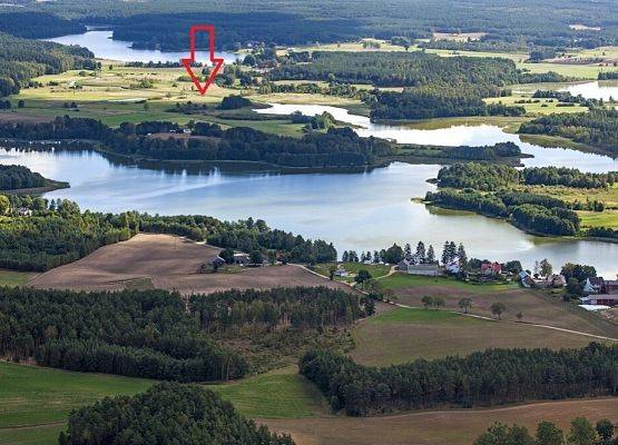 widok z lotu ptaka na kompleks jezior Wyrówno, Osty i Bielawy fot. Wojciech Zdunek - strzałką zaznaczona osada.jpg
