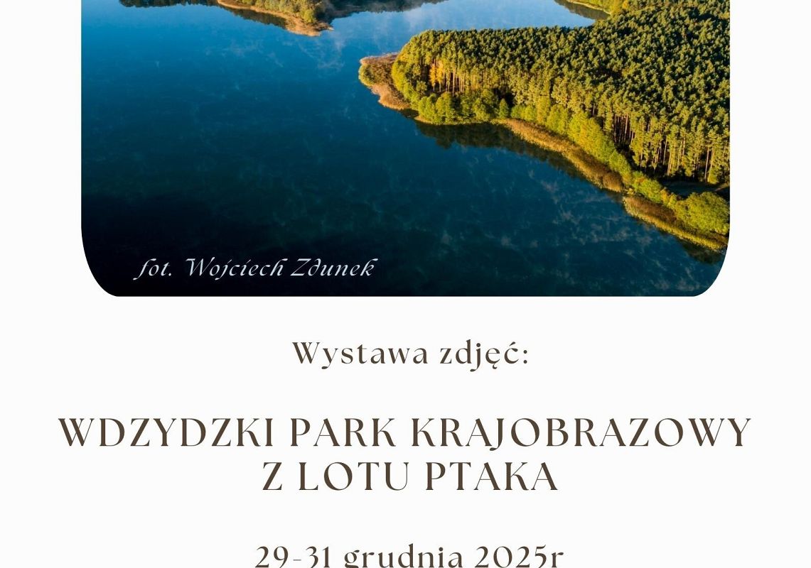 Plakat zapraszający na wystawę zdjęć.  w górnej części zdjęcie pokazujące jezioro Gołuń z lotu ptaka, poniżej informacja dot. miejsca i czasu wystawy.