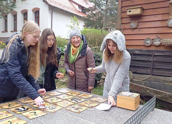 Uczniowie układają grę memory podczas zabawy terenowej fot. A. Kasprzak