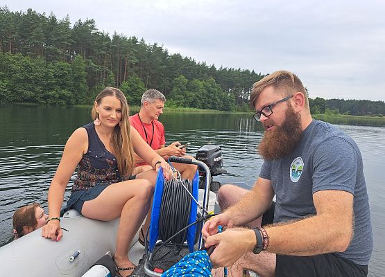 Uczestnicy badań płynący pontonem po jeziorze, fot. M.Greinke