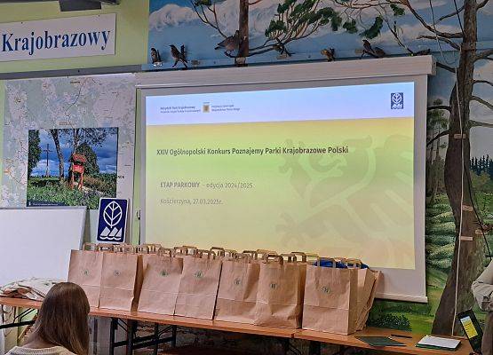 Na stołach znajdują się przygotowane w papierowych torbach nagrody dla uczestnikó konkursu.