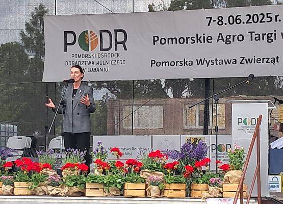 Widok na scenę z przemawiającą Panią podczs Targów.
