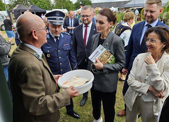 Uczestnicy samorządowi odwiedzający stoisko Wdzydzkiego Parku Krajobrazowego.
