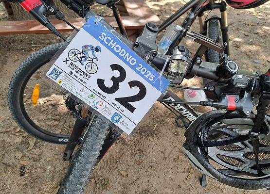 Przypięty do kierownicy numer 32 uczestnika rajdu.