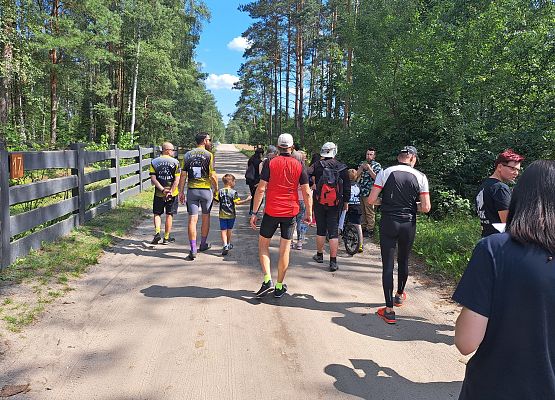 Uczestnicy rajdu idący drogą.