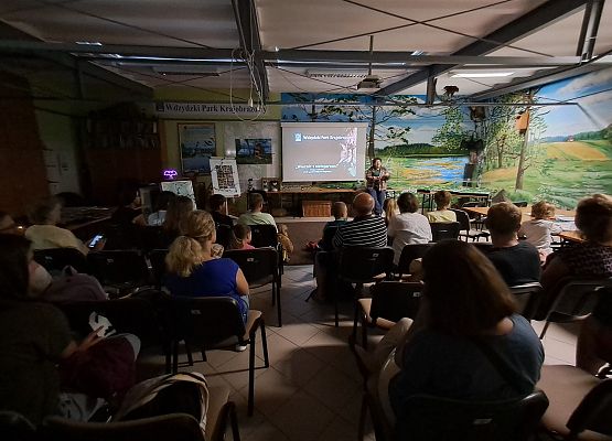 Prowadząca przy użyciu prezentacji multimedialnej przedstawia uczestnikom temat nietoperzy.