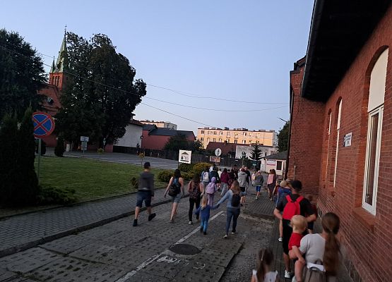 Uczestnicy idący ulicami Kościerzyny