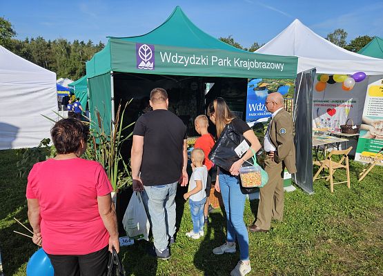 Rodzina zainteresowana działaniami Parku rozmawia z jego Kierownikiem