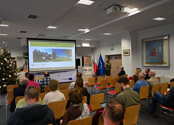 Omówienie na sali konferencyjnej tematu pielęgnacji i znaczenia drzew w krajobrazie rolniczym.