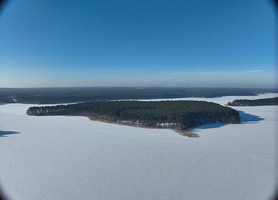 Widok na wyspę Ostrów Mały na jeziorze Wdzydze fot. K.Libera Widok z lotu ptaka na wyspę Ostrów Mały na jeziorze Wdzydze.