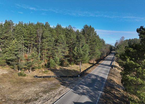 Widok z lotu ptaka na drogę gdzie znajdują się płotki, fot. K. Libera Widok z lotu ptaka na drogę gdzie zostały postawione wygrodzenia znajdują się płotki.