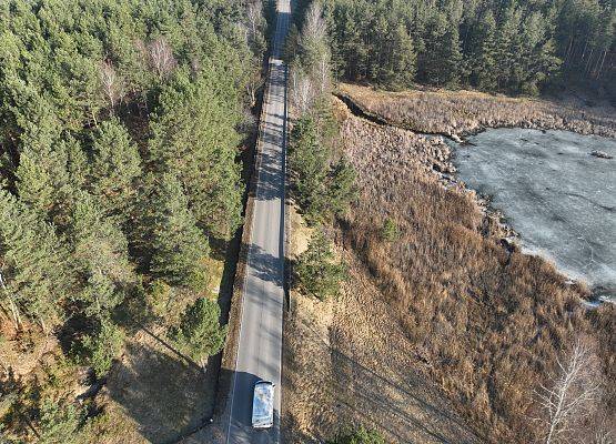 Widok z lotu ptaka na drogę gdzie znajdują się płotki, fot. K. Libera Widok z lotu ptaka na drogę gdzie znajdują się płotki.
