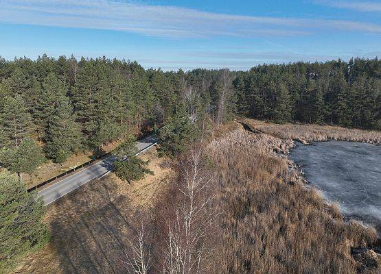 Widok z lotu ptaka na drogę gdzie znajdują się płotki, fot. K. Libera Widok z lotu ptaka na drogę oraz zbiornik wodny - miejsce rozrodu płazów.