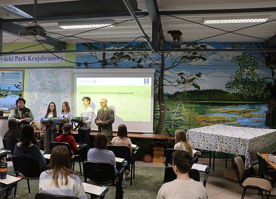 Laureaci konkursu etapu parkowego XXV edycji Ogólnopolskiego Konkursu Poznajemy Parki, fot. K. Libera Laureaci konkursu parkowego podczas wręczania nagród.