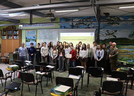 Uczestnicy parkowego etapu XXV edycji Ogólnopolskiego Konkursu Poznajemy Parki, fot. K. Libera Wszyscy uczestnicy parkowego etapu konkursu.