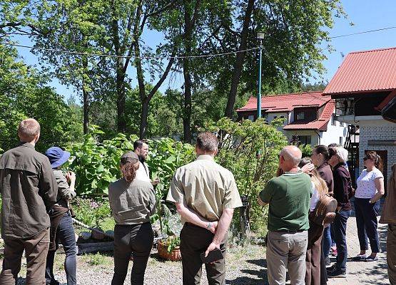 W terenie w poszukiwaniu gatunków obcych. fot. M.Greinke Uczestnicy w terenie w poszukiwaniu gatunków obcych.