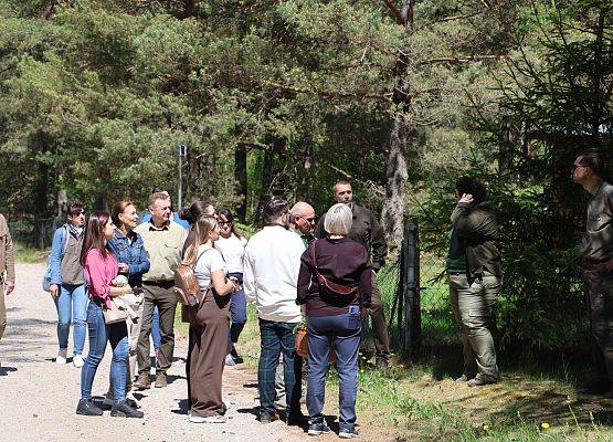 W terenie w poszukiwaniu gatunków obcych. fot. M.Greinke Uczestnicy w terenie w poszukiwaniu gatunków obcych.