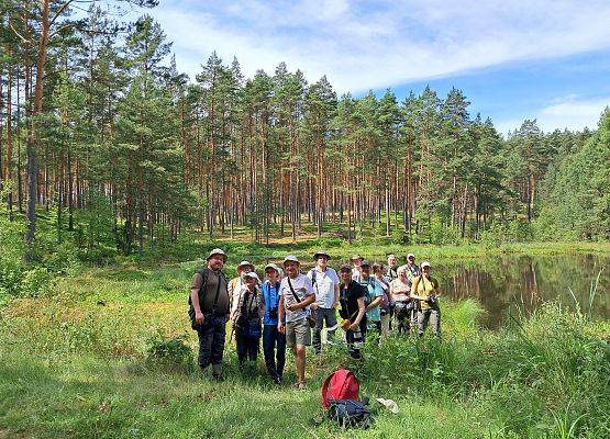 Uczestnicy kongresu nad zbiornikiem wodnym.