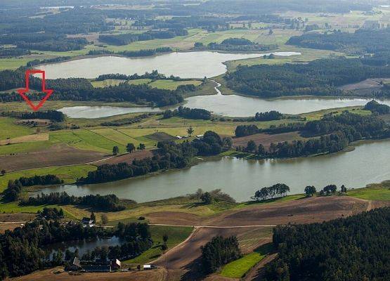Widok z lotu ptaka na kompleks jezior Wyrówno, Osty i Bielawy (2) fot. Wojciech Zdunek - strzałką zaznaczona osada.jpg