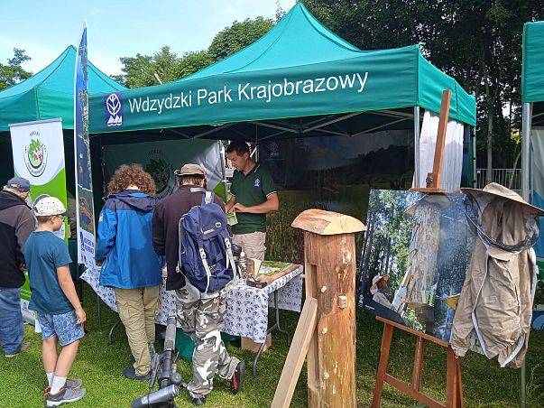 Wdzydzki Park Krajobrazowy na XIII Jarmarku "Dary natury, bogadztwo kultury" w Charzykowach grafika